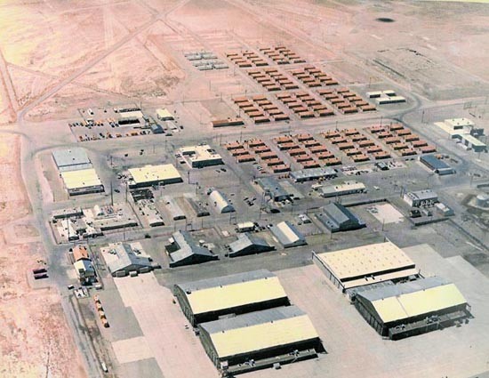  Vùng 51 tuyệt mật của Mỹ (Area 51) là nơi chính phủ Washington thực hiện một số thí nghiệm vũ khí bí mật gây tò mò lớn của dư luận. Tên gọi Vùng 51 này xuất phát từ cách Không quân Mỹ gọi căn cứ không quân tuyệt mật này. Theo đó, trên bản đồ quân sự, các vùng thử nghiệm vũ khí hạt nhân tại Nevada trong đó có vùng 51 được phân vùng đánh số. Do vậy, tên của vùng 51 mà mọi người quen gọi cũng từ đó mà ra.